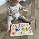 Knoppuslespil fra Goki med Dress-Up pige i træ - 10 brikker.