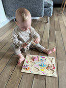 Knoppuslespil fra Goki med Dress-Up pige i træ - 10 brikker.