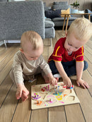 Knoppuslespil fra Goki med Dress-Up pige i træ - 10 brikker.