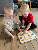 Knoppuslespil fra Goki med Dress-Up pige i træ - 10 brikker.
