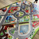 Stort Legetæppe - By/Trafik Motiv + 2 Plastbiler - 180x130 cm.