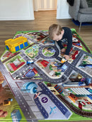 Stort Legetæppe - By/Trafik Motiv + 2 Plastbiler - 180x130 cm.