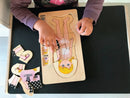 Børnebord & stol i træ fra PlanToys - Sort/Træfarvet - Fra 3 år. - Billede 1