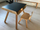 Børnebord & stol i træ fra PlanToys - Sort/Træfarvet - Fra 3 år. - Billede 1