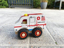 Magni Træbil: Ambulance i træ - 13 cm - Fra 18 mdr. - Billede 1