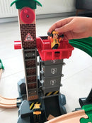 BRIO 33887 Togbane - Løft & Læs med lagerbygning  - Fra 3 år. - Billede 1