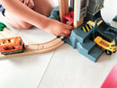 BRIO 33887 Togbane - Løft & Læs med lagerbygning  - Fra 3 år. - Billede 1