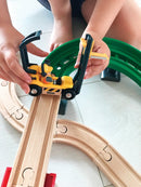BRIO 33887 Togbane - Løft & Læs med lagerbygning  - Fra 3 år. - Billede 1