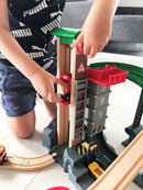 BRIO 33887 Togbane - Løft & Læs med lagerbygning  - Fra 3 år. - Billede 1