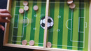 Bæredygtigt Fling Bordfodbold i FSC-træ - Fra 3 år. - Billede 1