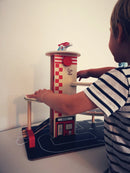Garage i træ fra Hape - Fra 3 år. - Billede 1