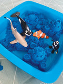 Kinetic Sand - Sandkasse med 455 gram magisk sand - Blå farve. - Billede 1