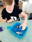 Kinetic Sand - Sandkasse med 455 gram magisk sand - Blå farve. - Billede 1