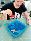 Kinetic Sand - Sandkasse med 455 gram magisk sand - Blå farve. - Billede 1
