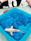 Kinetic Sand - Sandkasse med 455 gram magisk sand - Blå farve. - Billede 1