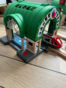 BRIO 33649 - Togstation - Fra 3 år.